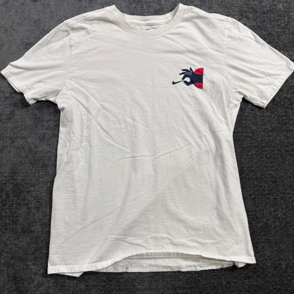 Nike SB Mens Athletic Cut Graphic T-Shirt White Short Sleeve Size M 0996